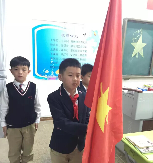 領(lǐng)巾飄揚心向黨，小小隊員來競選！