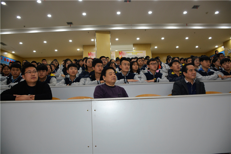 以和為貴，“諧”手前行