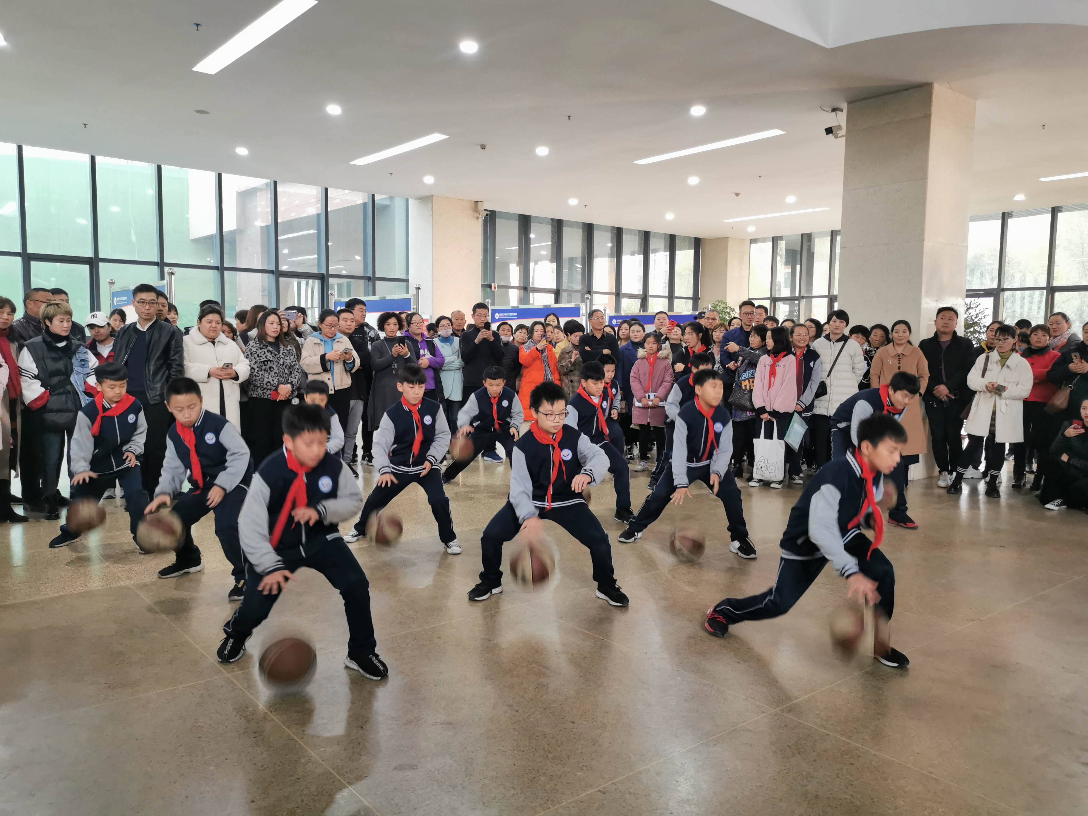  小學(xué)部組織家長開放日暨興趣課作品展示活動(dòng)