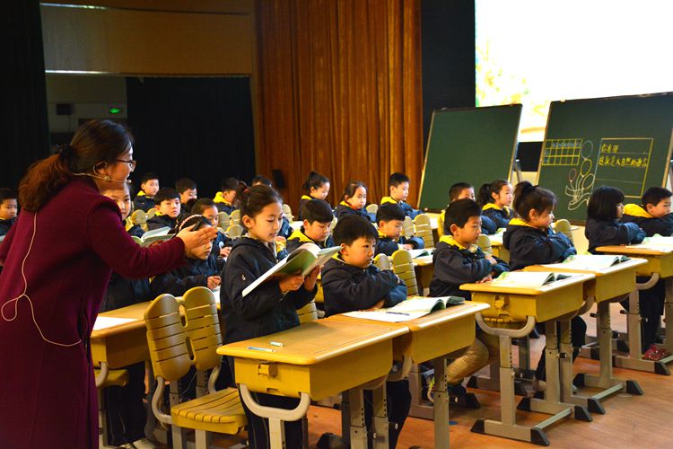 小學(xué)部平靜老師講公開(kāi)課.JPG