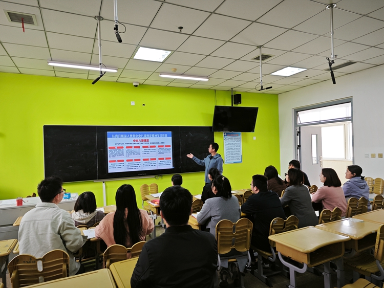 5組織委員趙延勛領(lǐng)學(xué)《十八屆中央政治局關(guān)于改進(jìn)工作作風(fēng)、密切聯(lián)系群眾的八項(xiàng)規(guī)定》（中央八項(xiàng)規(guī)定）